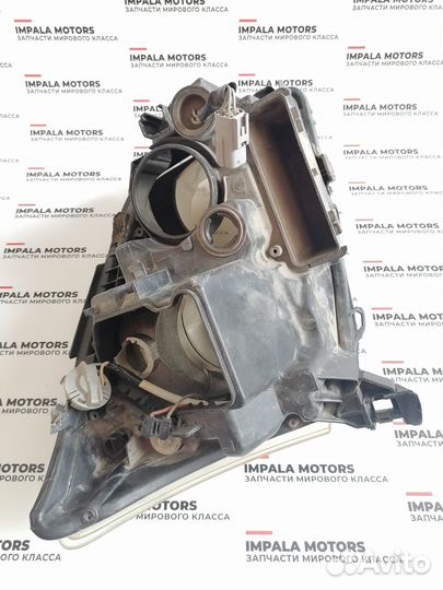 Фара левая Toyota Avensis