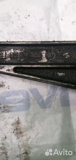 Кронштейн ролика ремня 90411763 Opel Vectra B