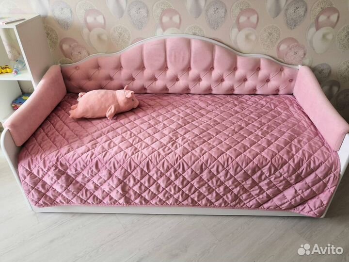 Детская кровать с мягкой спинкой