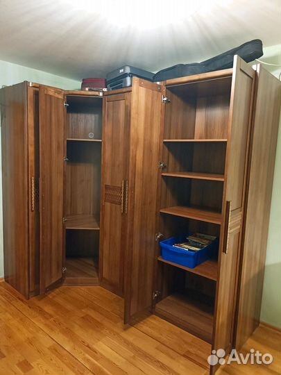 Угловой, вместительный шкаф
