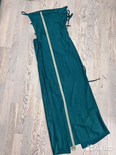 Роскошное атласное платье с открытой спиной