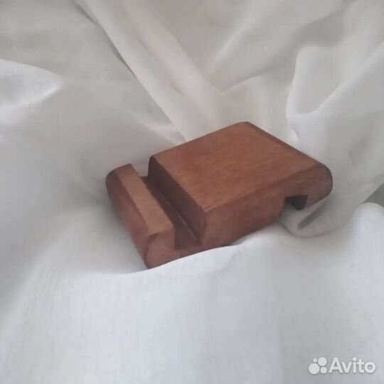 Подставка под телефон из дерева