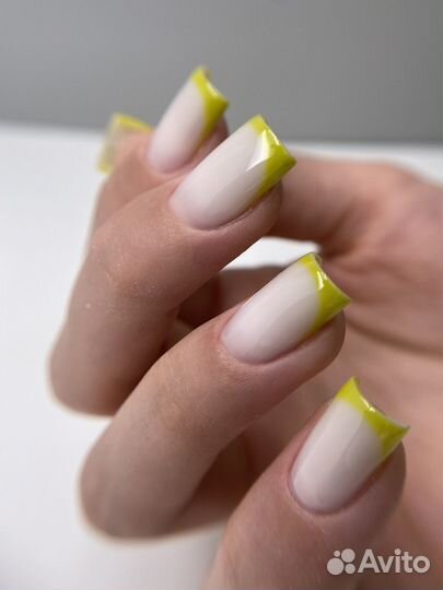 Модель на маникюр