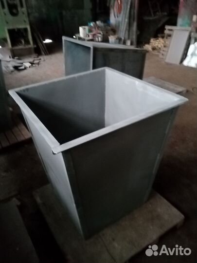 Мусорный контейнер металлический