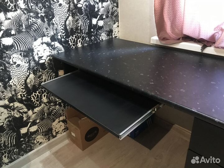 Письменный стол у окна в детскую