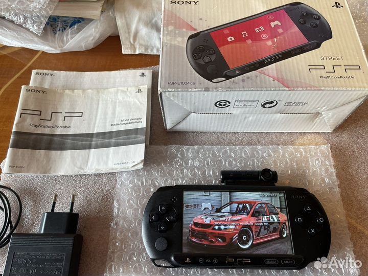 PSP E1008 прошитая и много игр 80 игр 64гб