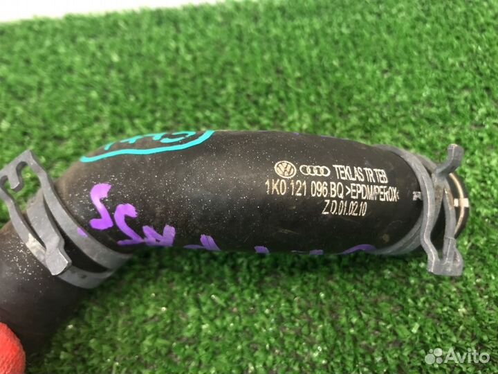 Патрубок системы охлаждения Volkswagen Passat