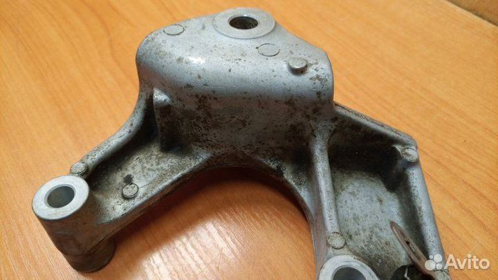 Кронштейн (крепление) кпп Toyota Yaris 1KR-FE 2011