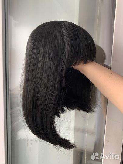 Черный парик каре с челкой