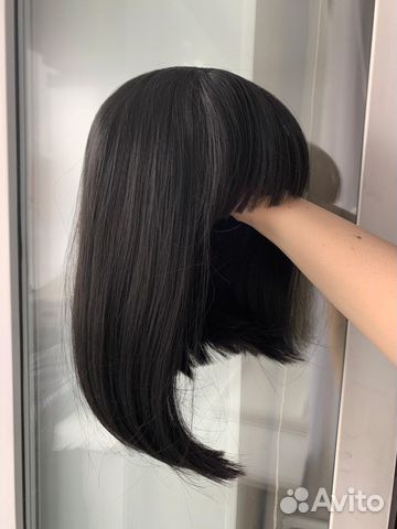 Черный парик каре с челкой