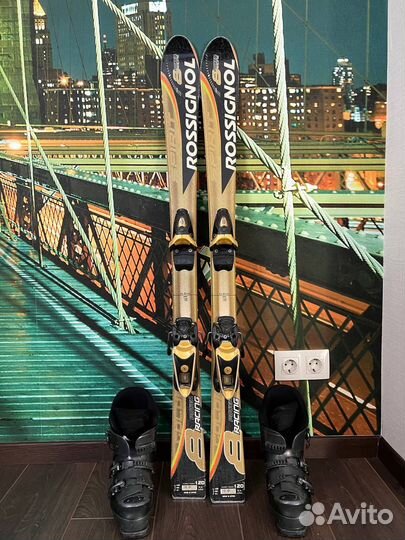 Горнолыжные ботинки и лыжи в комплекте