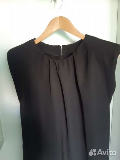 Платье с подплечниками