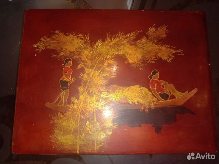 Антикварная из красного лака шкатулка