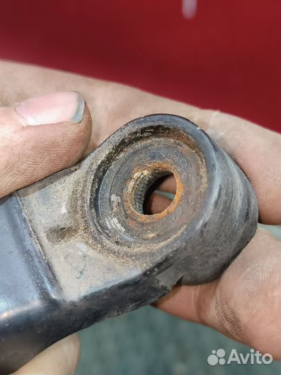 Поводок стеклоочистителя правый Toyota Carina E