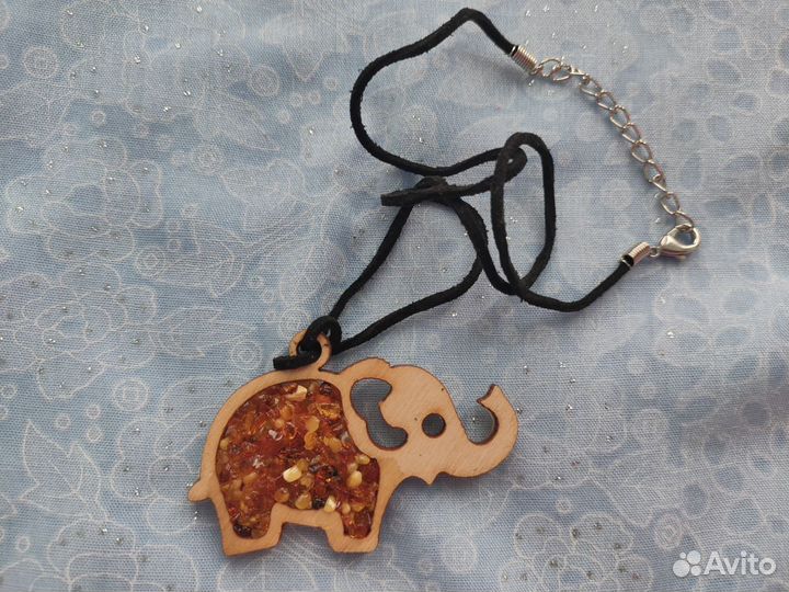 Подвеска с янтарем слоник