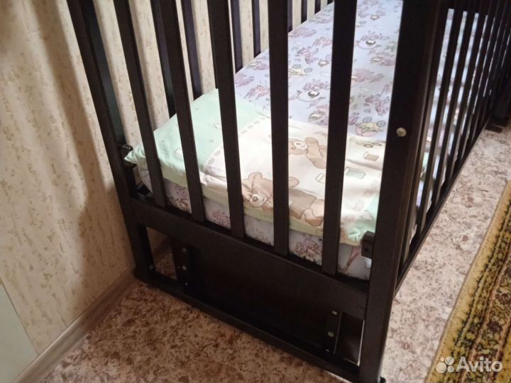 Детская кроватка с маятником