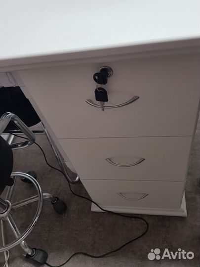 Маникюрный столы с вытяжкой