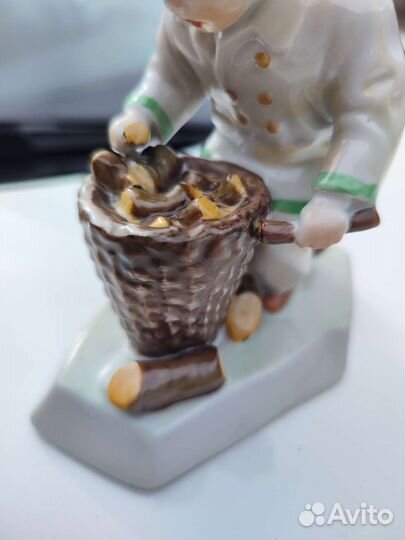 Статуэтка мальчик с корзиной дров