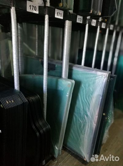 Caterpillar 428e Стекло лобовое нижнее правое