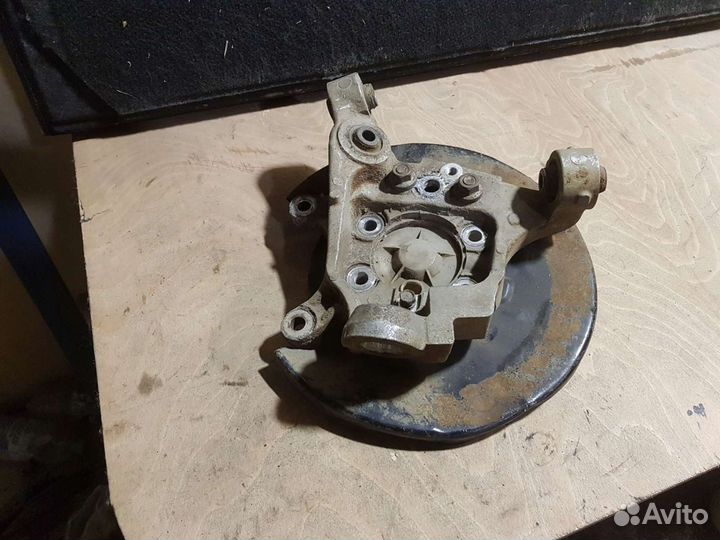 Кулак задний левый Nissan teana j31