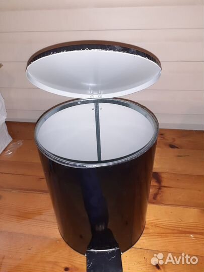 Корзина для мусора с педалью новая