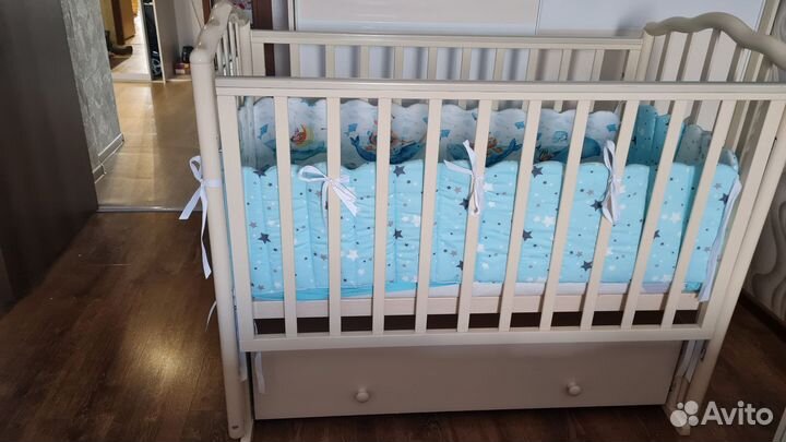 Детская кроватка с продольным маятником