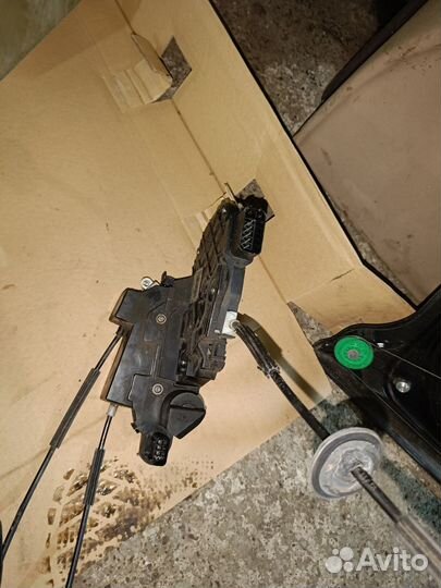 Замок двери передний левый Ленд Ровер Эвок