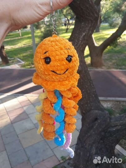 Вязаная игрушка ручной работы Медуза