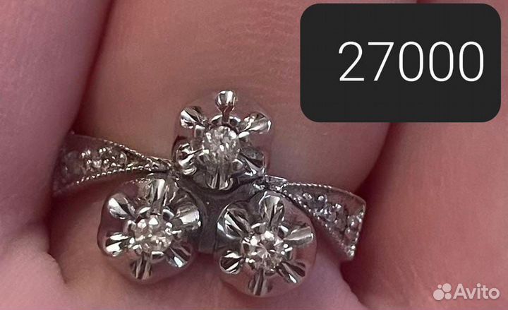 Золотое кольцо с бриллиантом