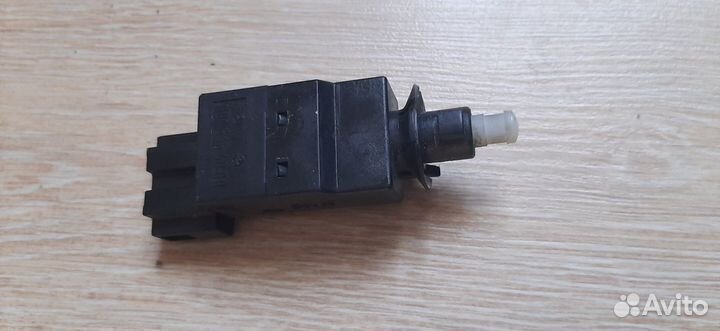 Датчик выключения стоп сигнала Mercedes W211