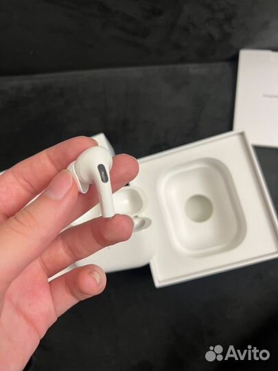 Airpods pro оригинал кейс и один наушник