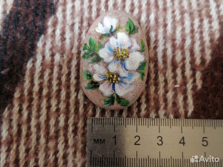 Камушек с ручной росписью акриловыми красками