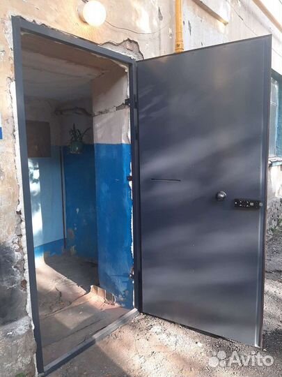 Подьездная металлическая дверь с домафоном либо ко