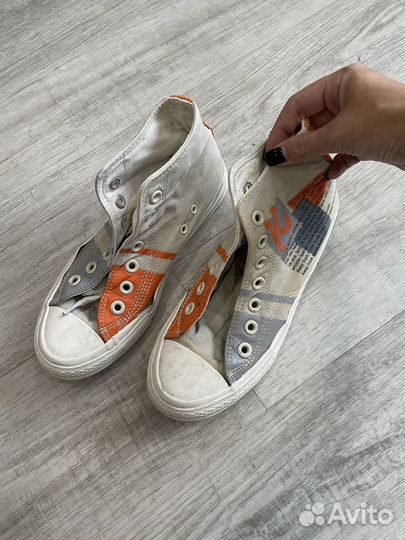 Пакет с детскими вещами и обувью