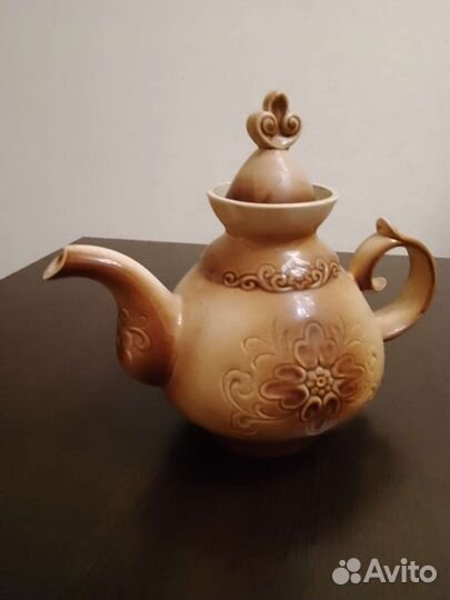 Заварочные чайники и кувшин