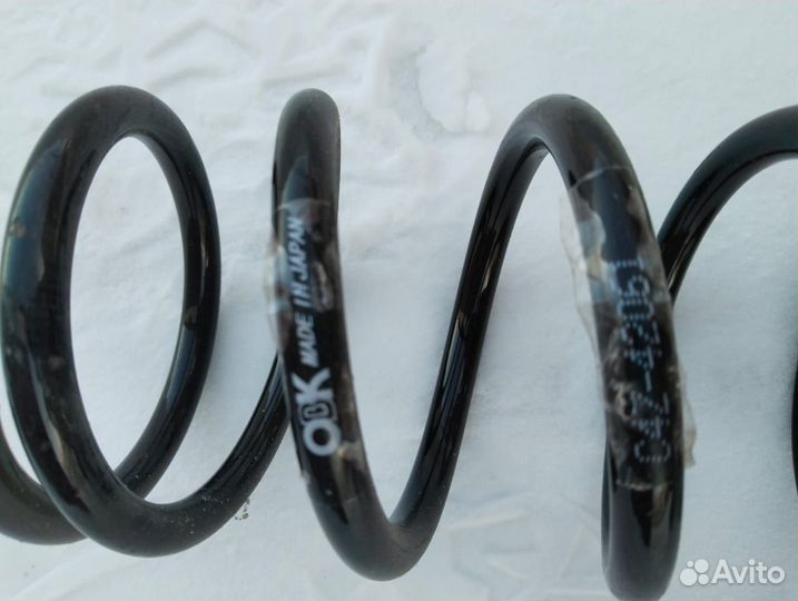 Продам пружину стойки амортизатора на Мазду демио