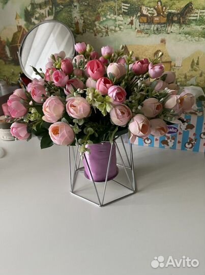 Композиция из искусственных цветов