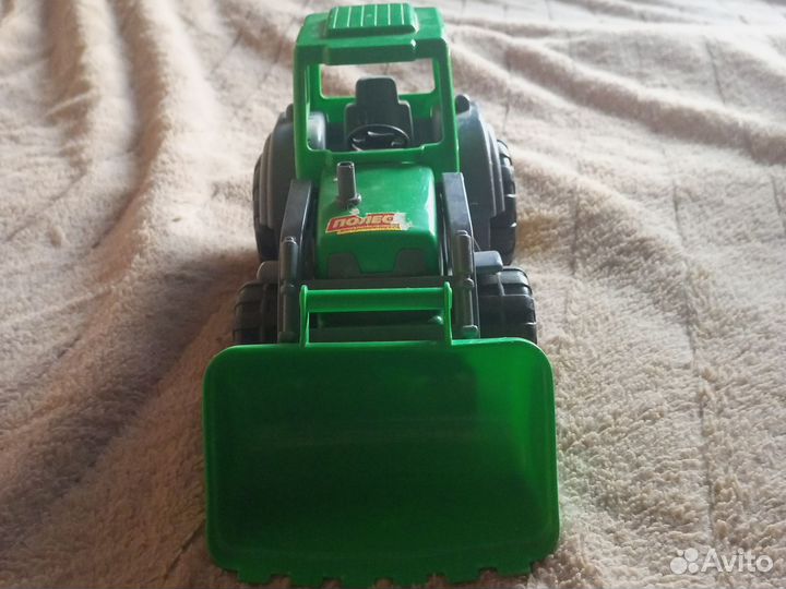 Трактор игрушка