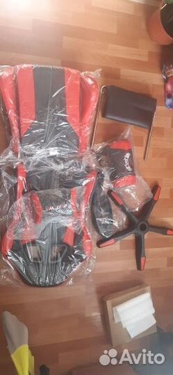 Компьютерное кресло красное(с подножкой,вибрмассаж