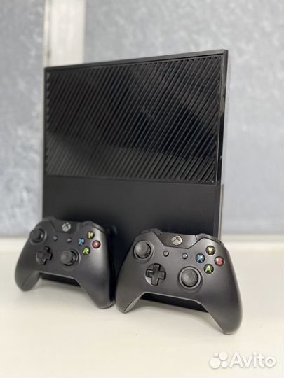 Xbox One+ 2 геймпада+подписка Game Pass Ultimate