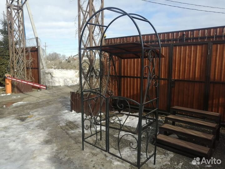 Кованная арка с калиткой (240х120х50) см