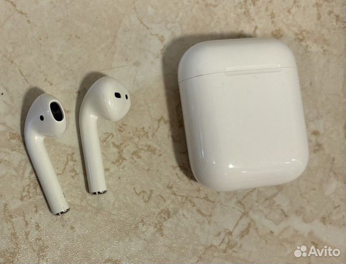 Наушники Apple AirPods (2019) в зарядном футляре