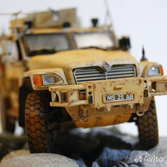 Модель броневика Husky TSV