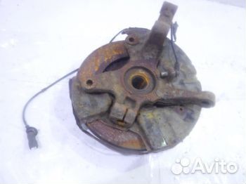 Кулак передний правый L20633020A