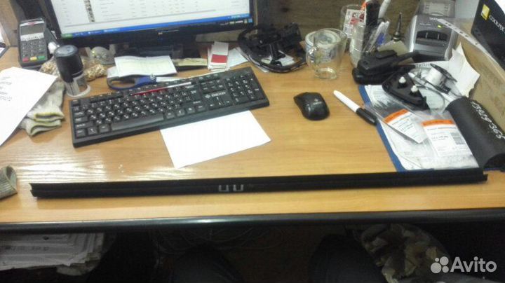 Накладка стекла передняя правая Toyota Avensis 2