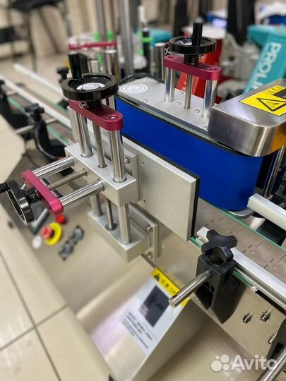 Автоматический этикетировщик для круглых бутылок