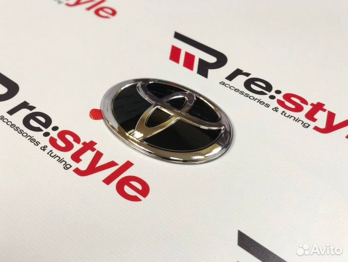 Эмблема в решетку Toyota Camry 40 S805