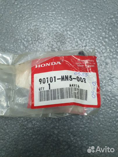 Болт крепления боковой крышки Honda GL1500