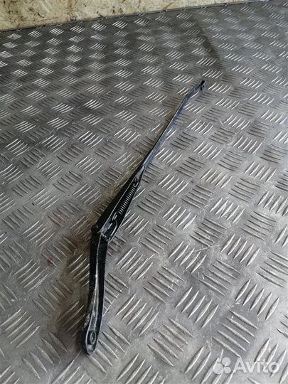 Поводок стеклоочистителя правый Renault Sandero