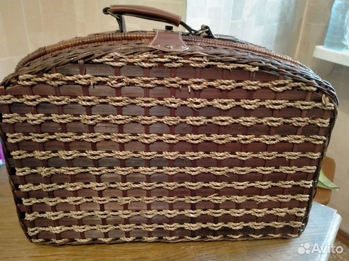 2 плетеных чемодана с набором посуды для пикника